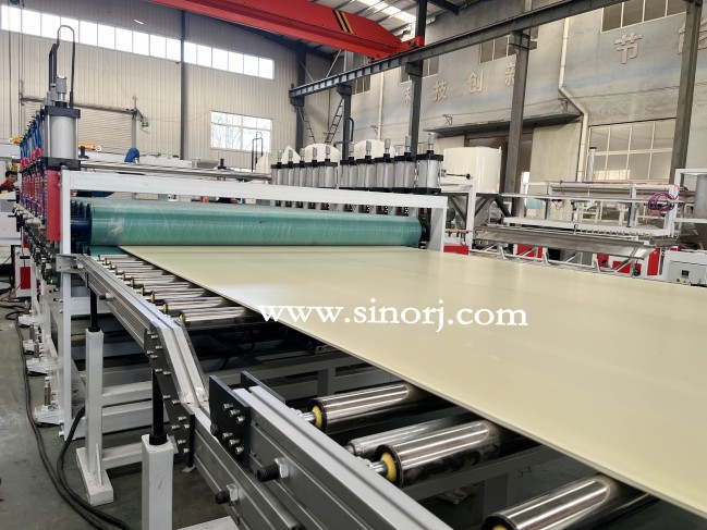 上午試機(jī)2m發(fā)泡板設(shè)備，下午試機(jī)poe床墊生產(chǎn)線，相當(dāng)厲害